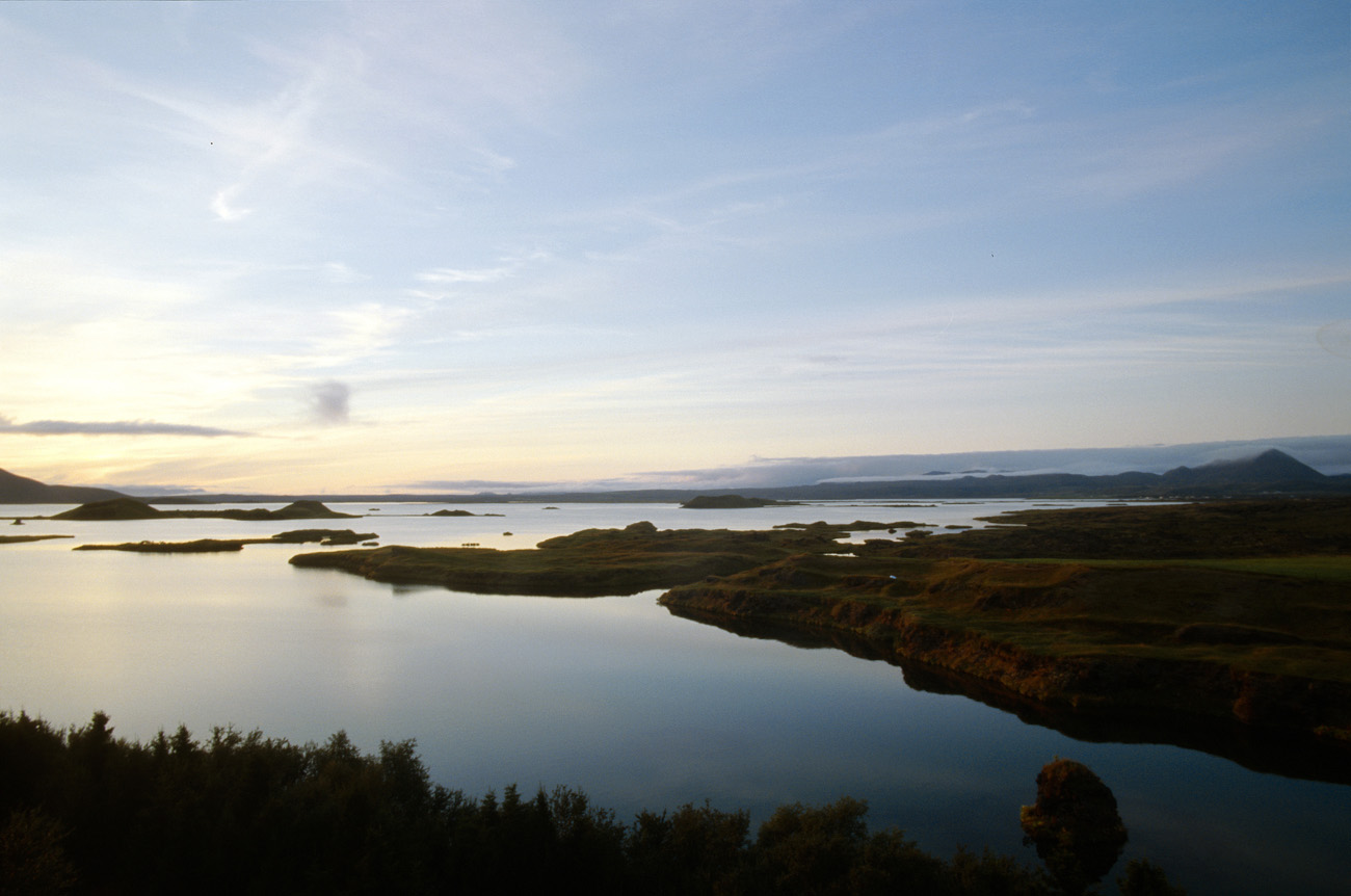 isl_247 myvatn.jpg - Islande Nord, août 2003 : lac Myvatn variations sur un crépuscule, à l'heure où les moucherons sont partis se coucher Kodak Ektachrome 100 G